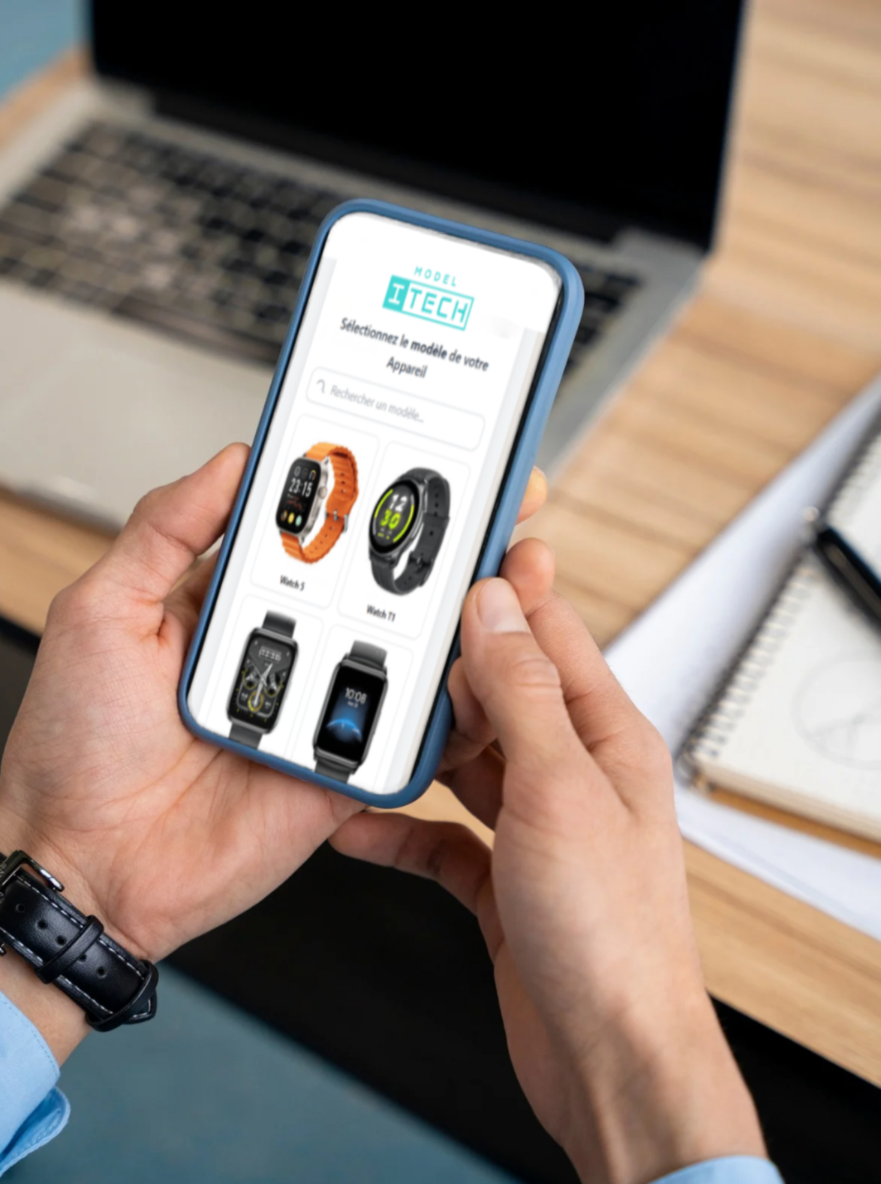 Pourquoi choisir notre application : Main tenant un smartphone avec interface de recherche MODEL-ITECH